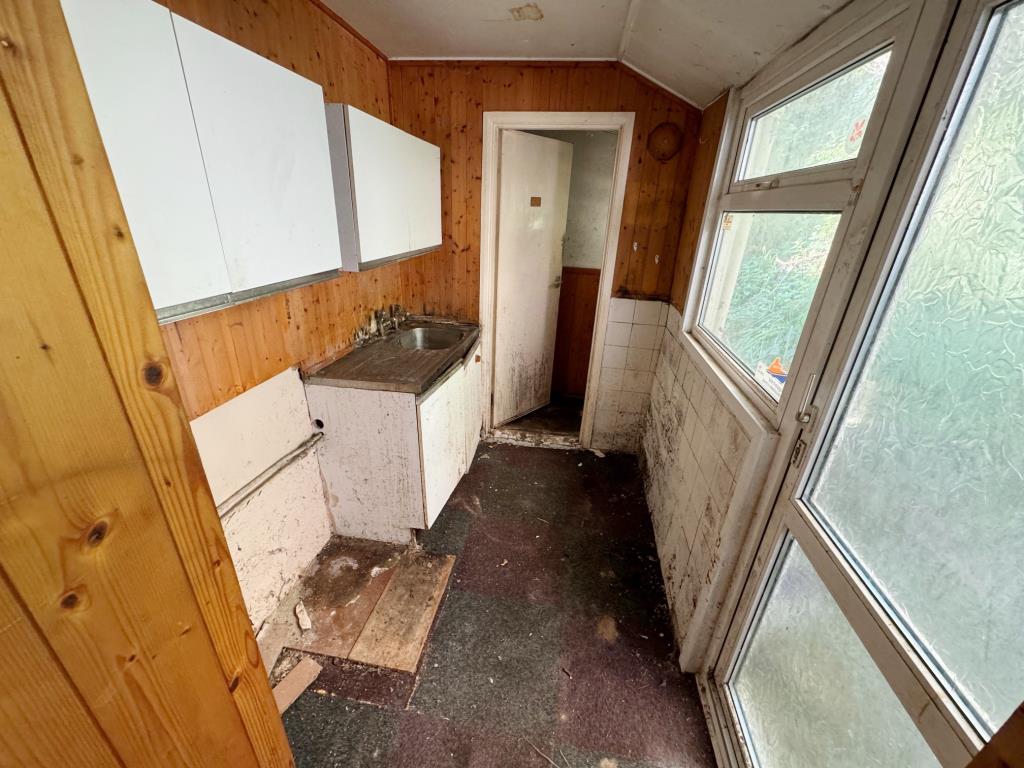 Lot: 1 - TERRACE HOUSE FOR IMPROVEMENT - Kitchen